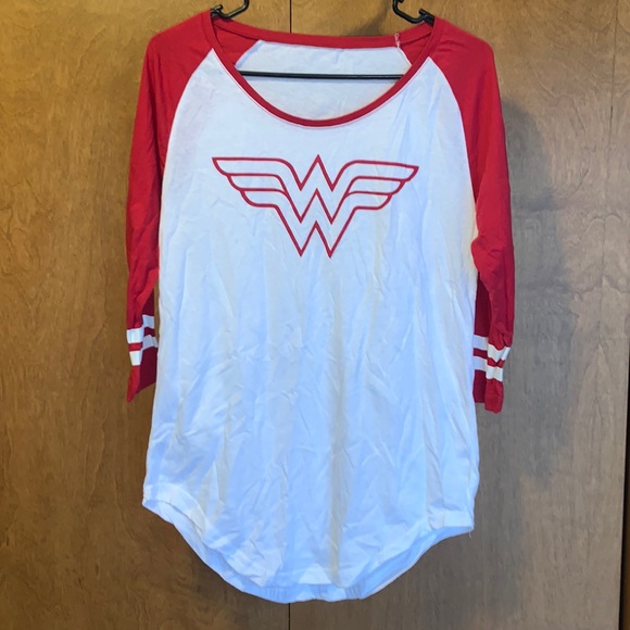 Tops - EUC Women’s Wonder Woman baseball style tshirt - size L/XL